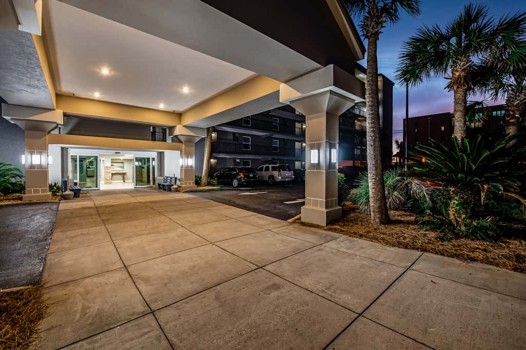 Stunning beachfront home, fully renovated, shared pool & tennis,pickleball