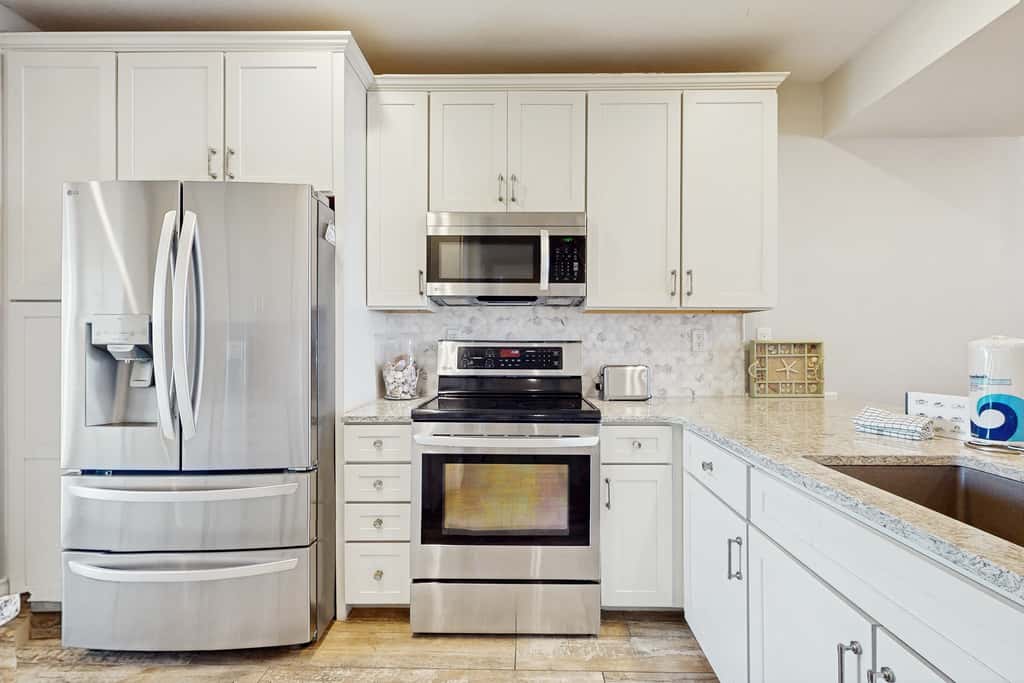 Oceanfront condo with balcony, lagoon pool, hot tub, & pickleball