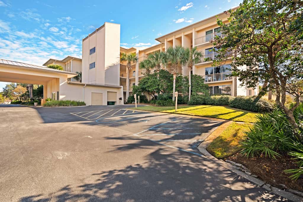 Oceanfront condo with balcony, lagoon pool, hot tub, & pickleball