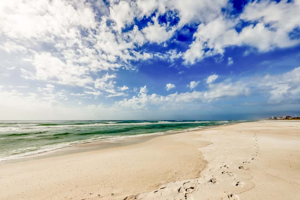 Oceanfront condo with balcony, lagoon pool, hot tub, & pickleball