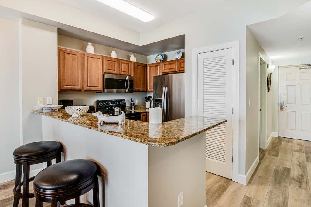 Inviting ninth-floor condo with upscale decor, Gulf-front views & pools