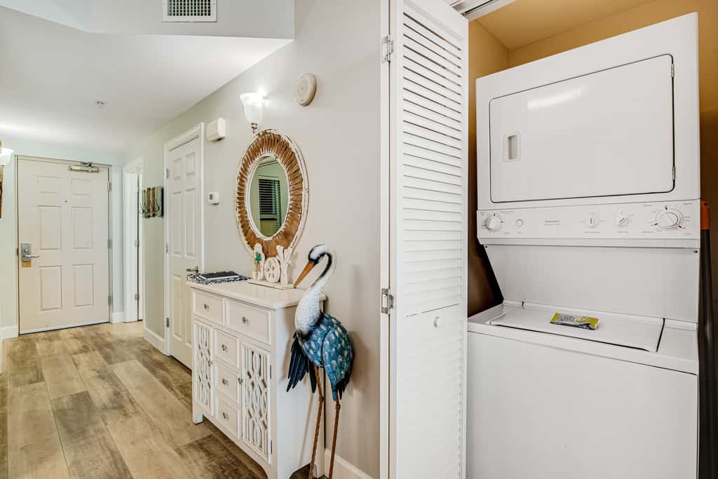 Inviting ninth-floor condo with upscale decor, Gulf-front views & pools