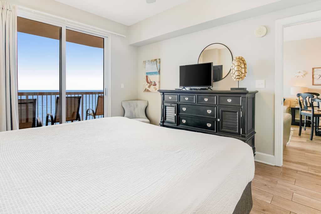 Inviting ninth-floor condo with upscale decor, Gulf-front views & pools