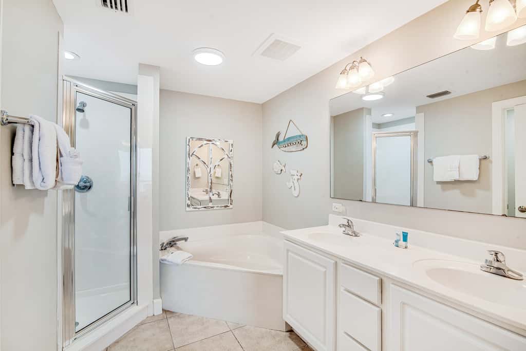 Inviting ninth-floor condo with upscale decor, Gulf-front views & pools