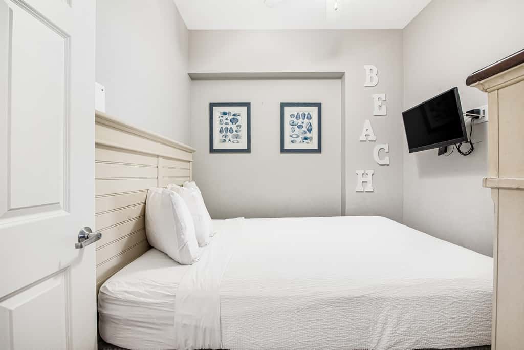 Inviting ninth-floor condo with upscale decor, Gulf-front views & pools