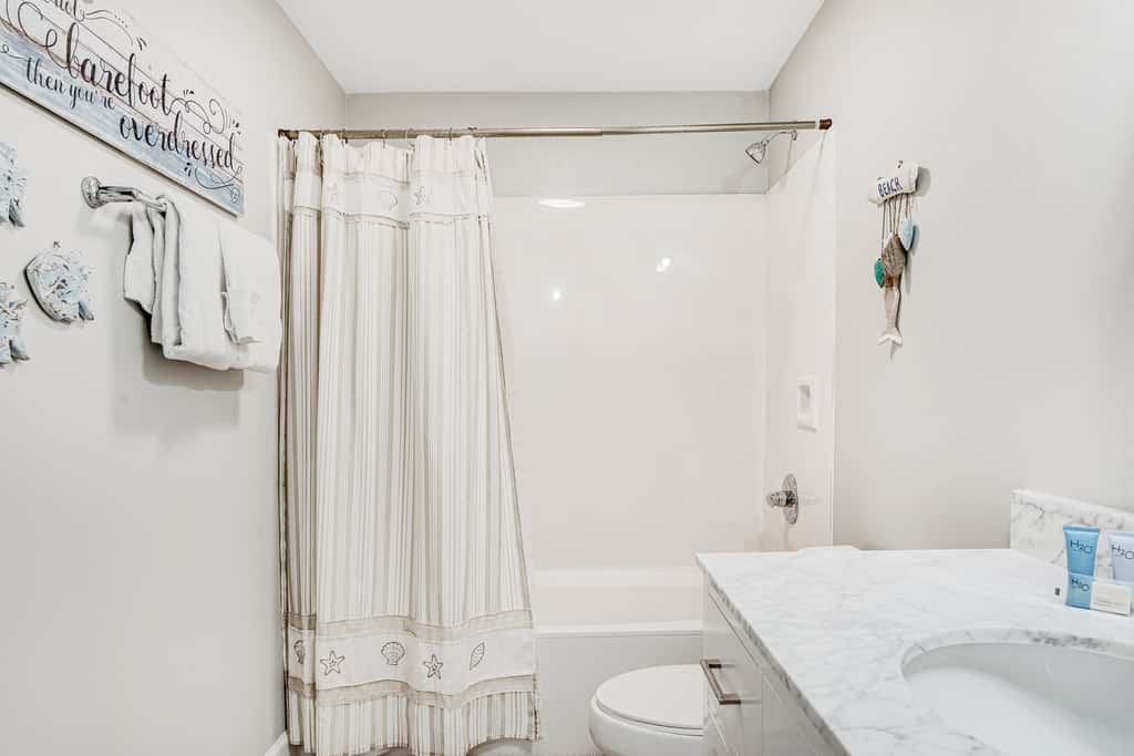 Inviting ninth-floor condo with upscale decor, Gulf-front views & pools