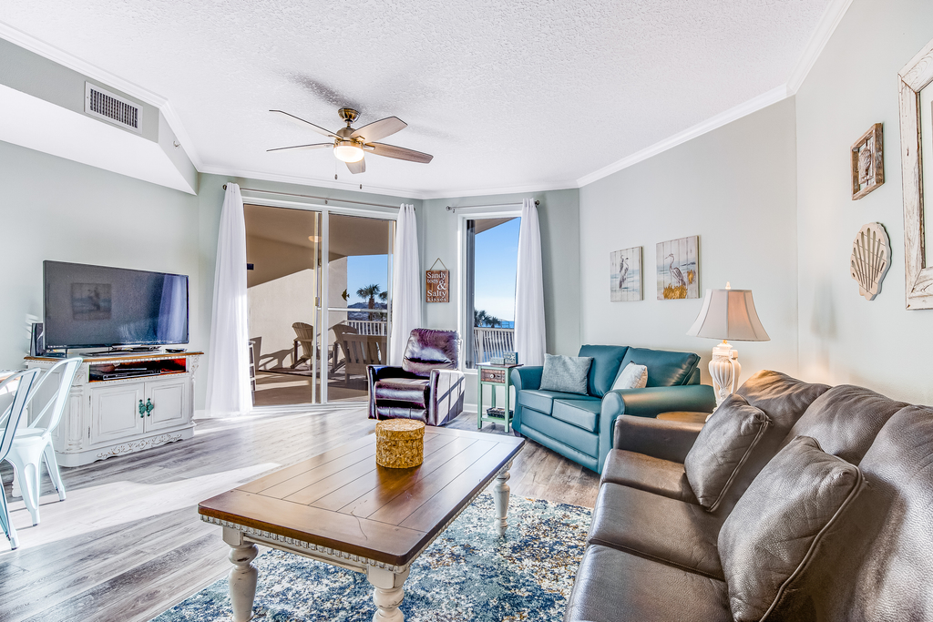 First-floor condo with sauna, gym, pool, tennis & pickleball