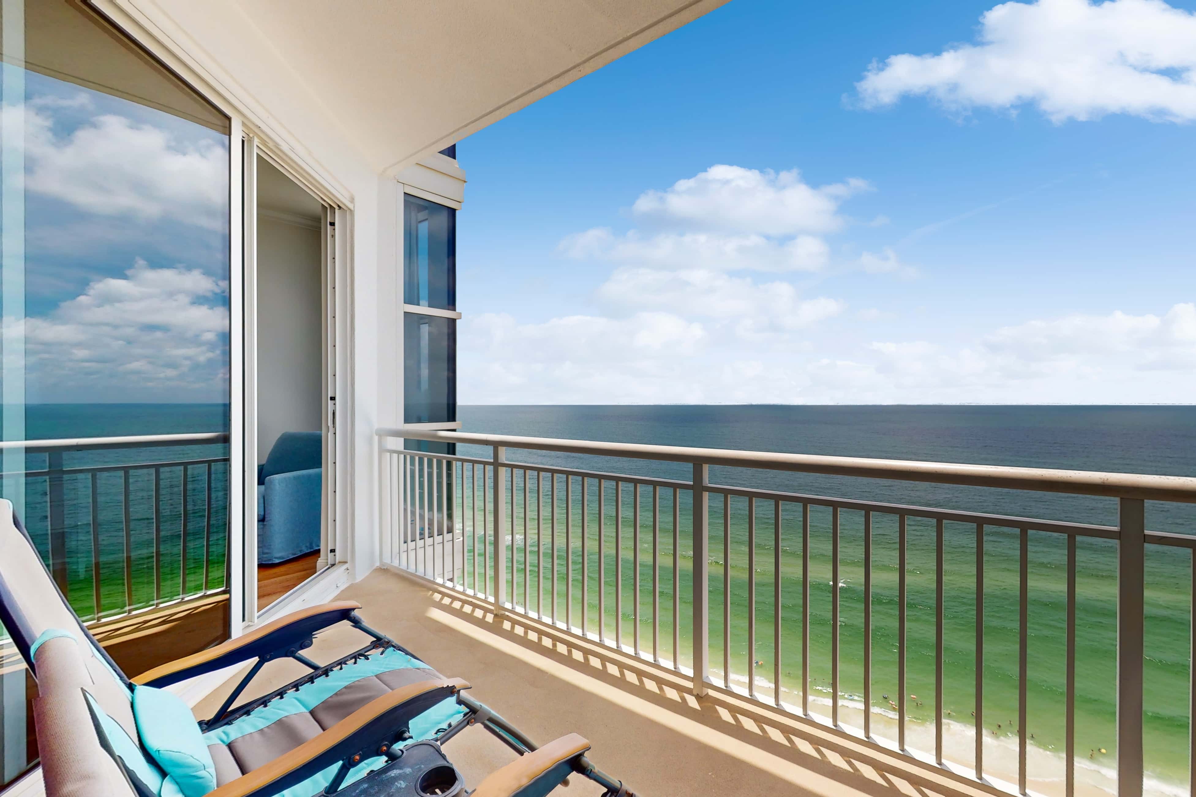 18th-floor condo with amazing views, beach access, pools & gym