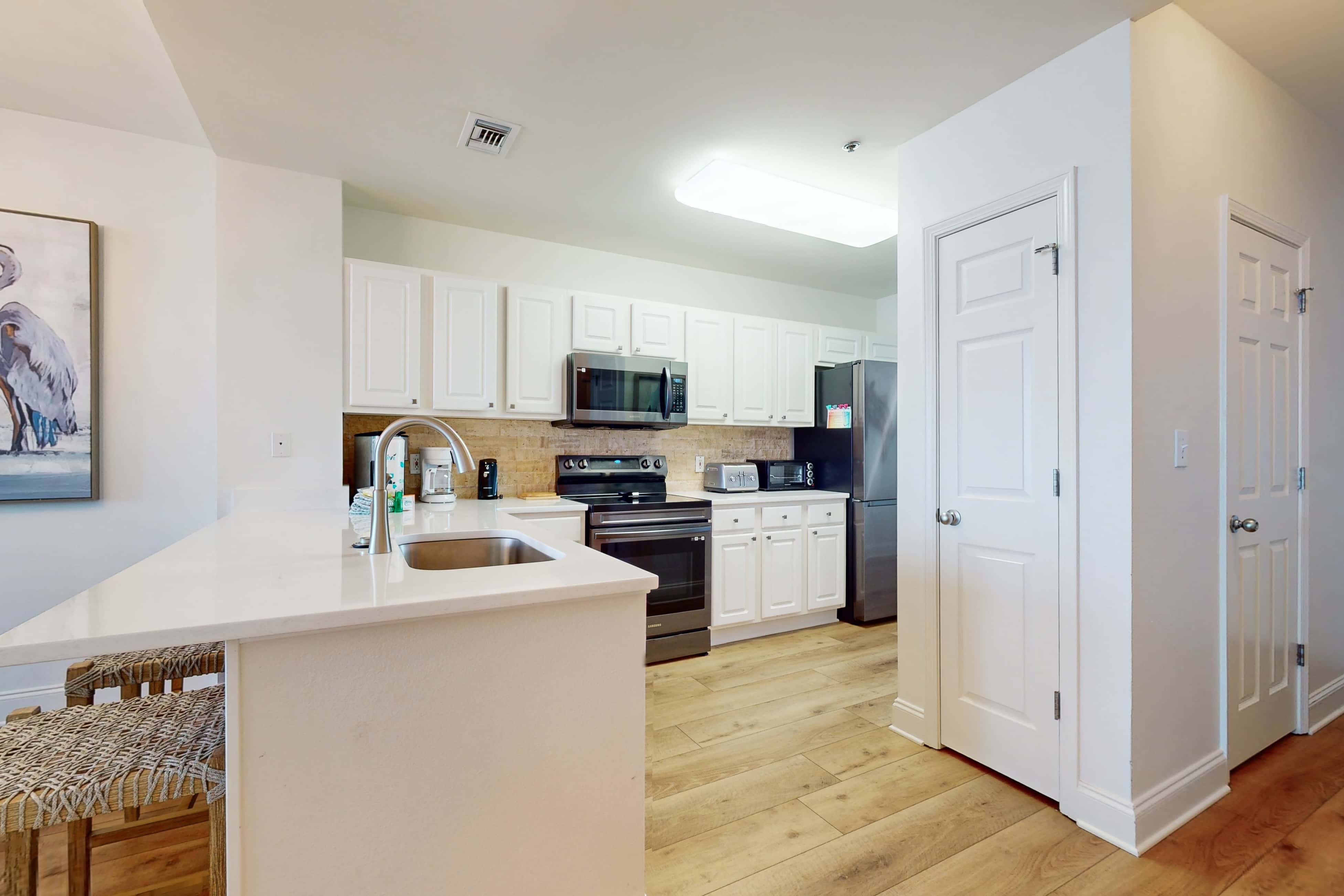 18th-floor condo with amazing views, beach access, pools & gym