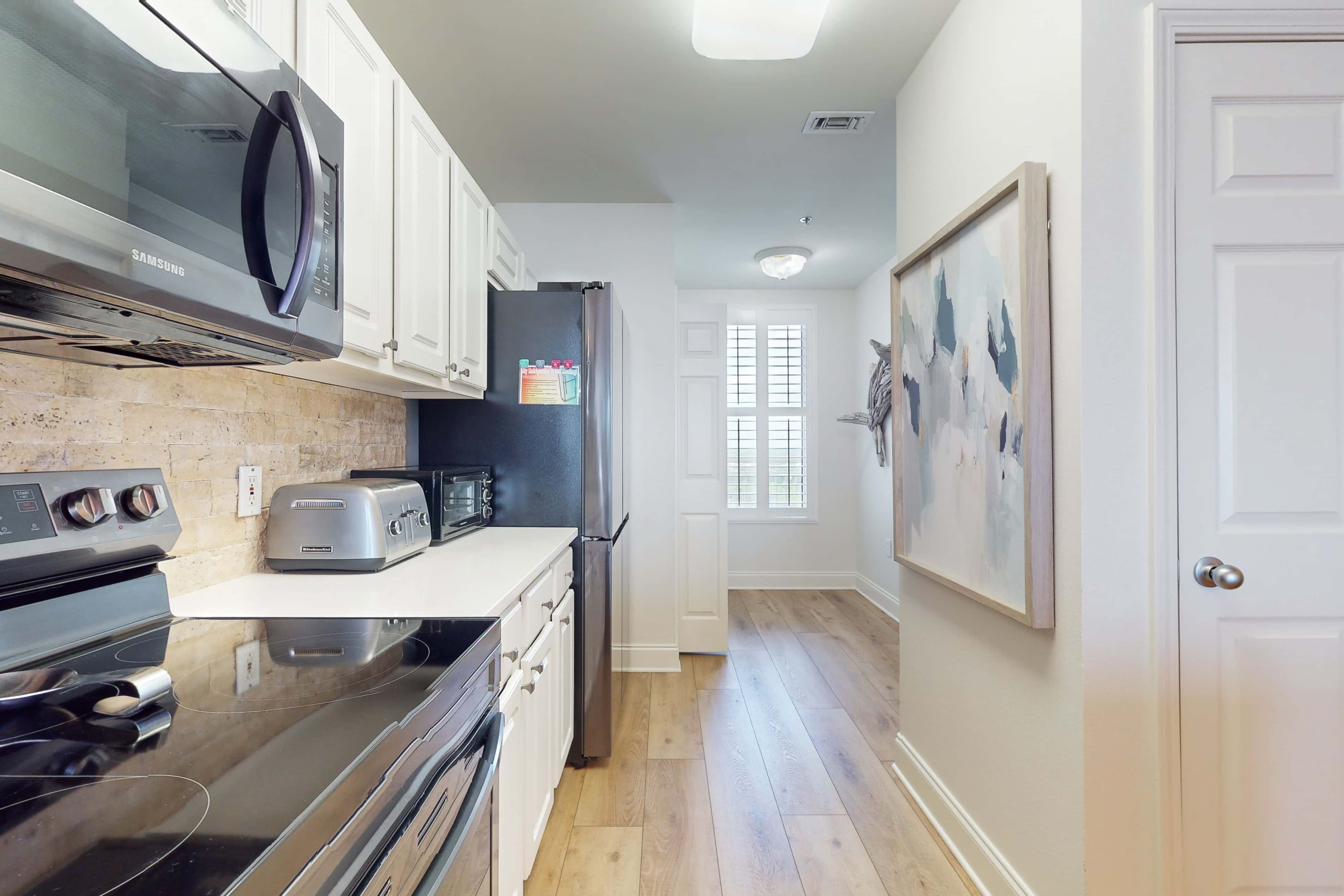 18th-floor condo with amazing views, beach access, pools & gym