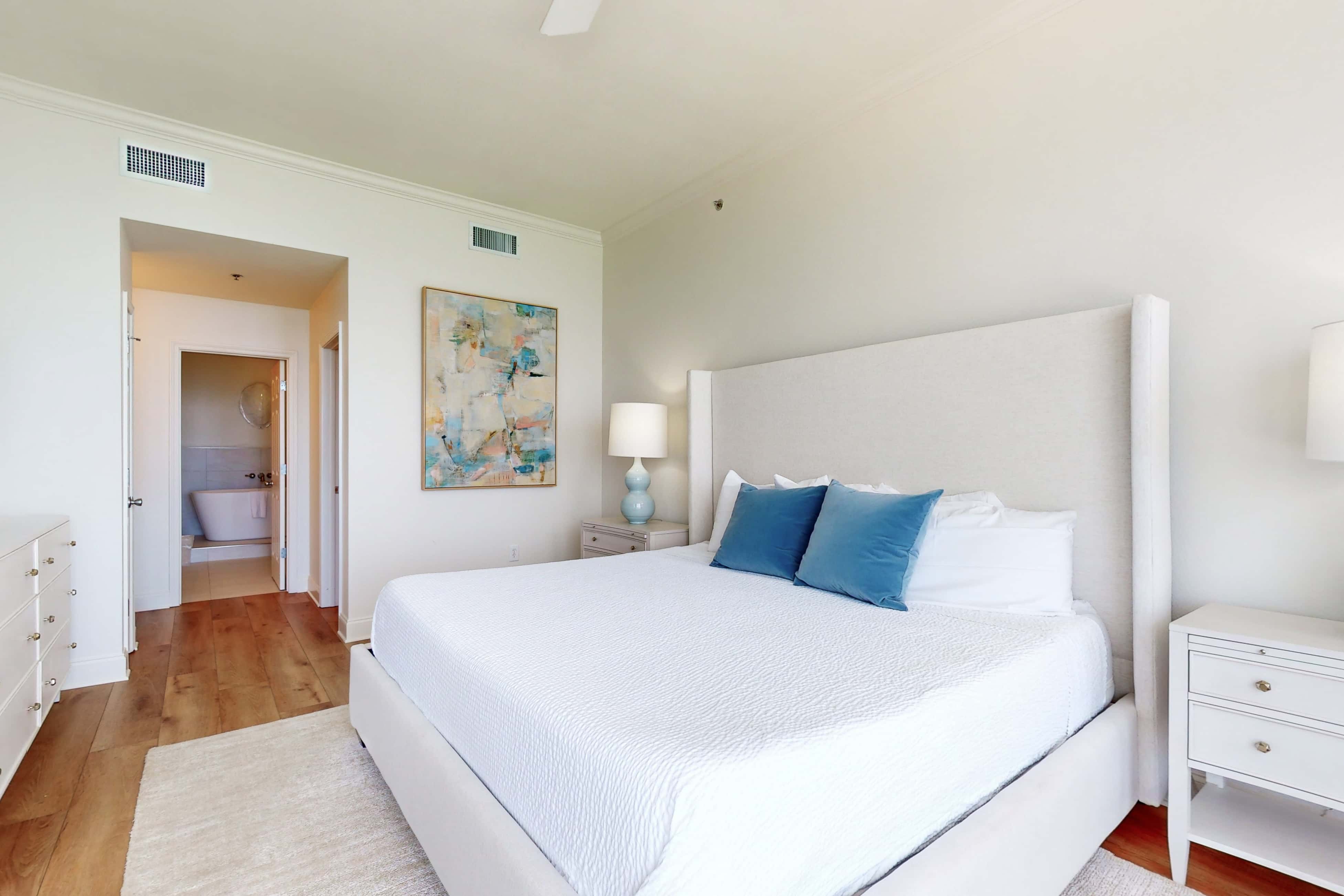 18th-floor condo with amazing views, beach access, pools & gym
