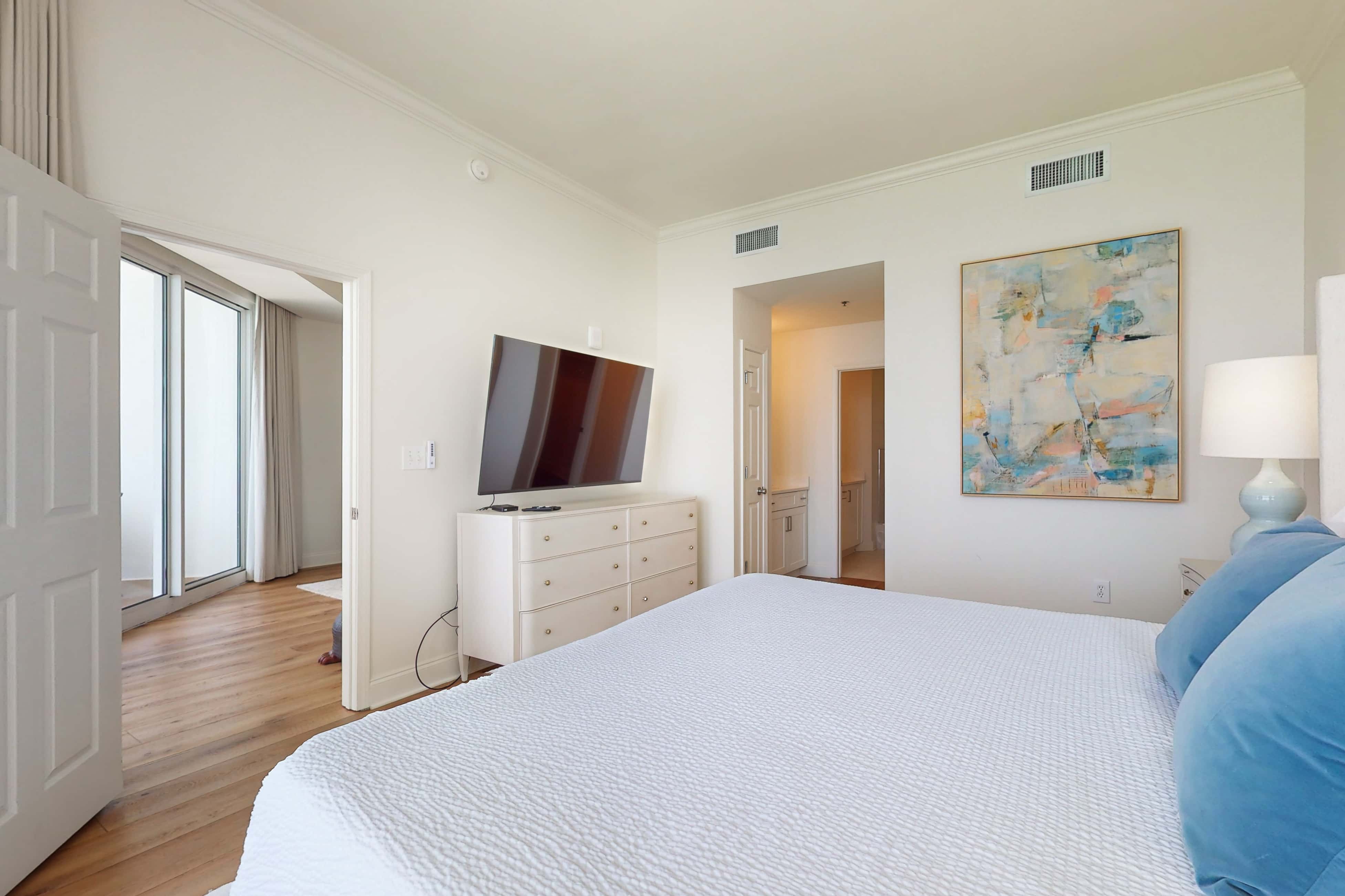 18th-floor condo with amazing views, beach access, pools & gym