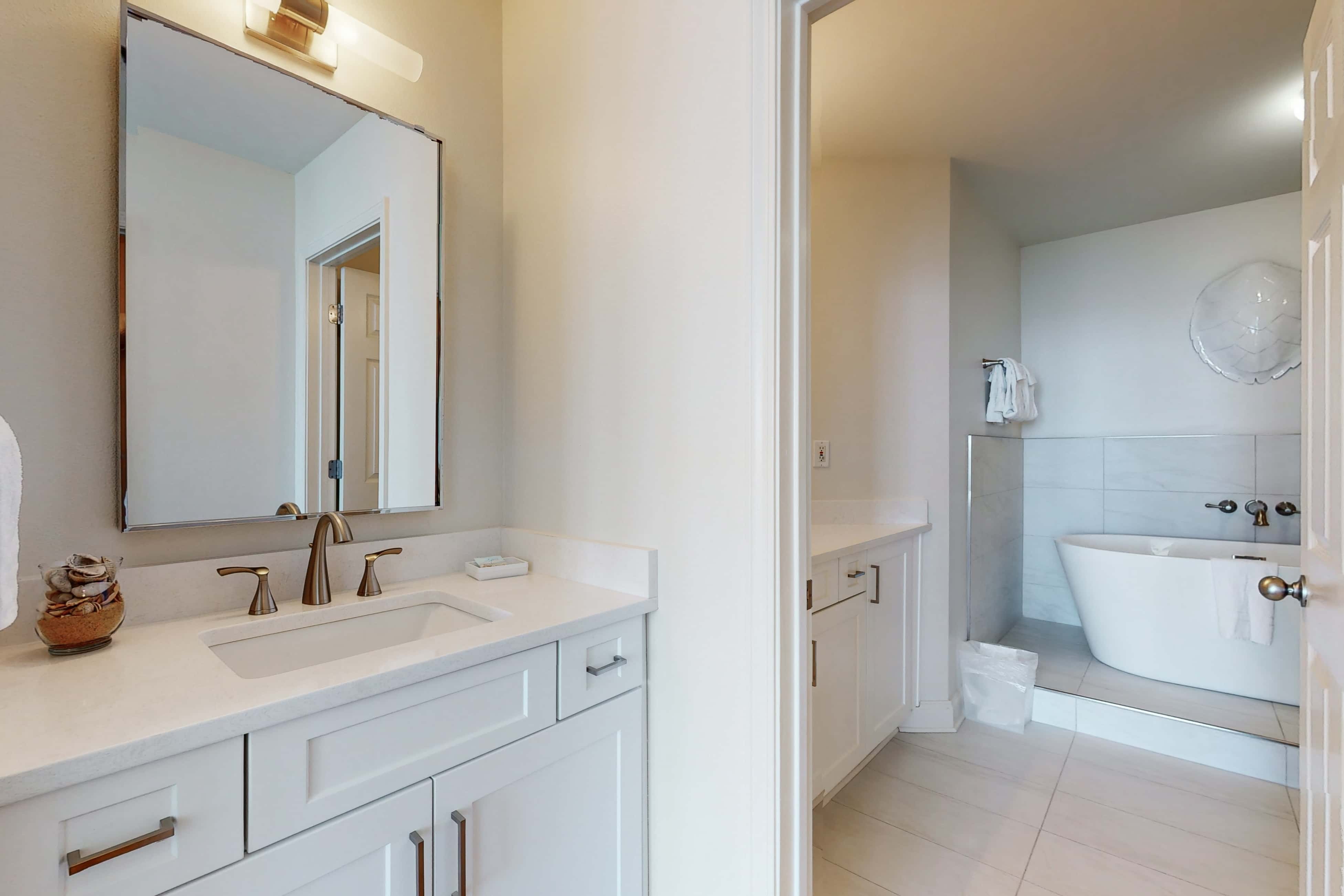 18th-floor condo with amazing views, beach access, pools & gym