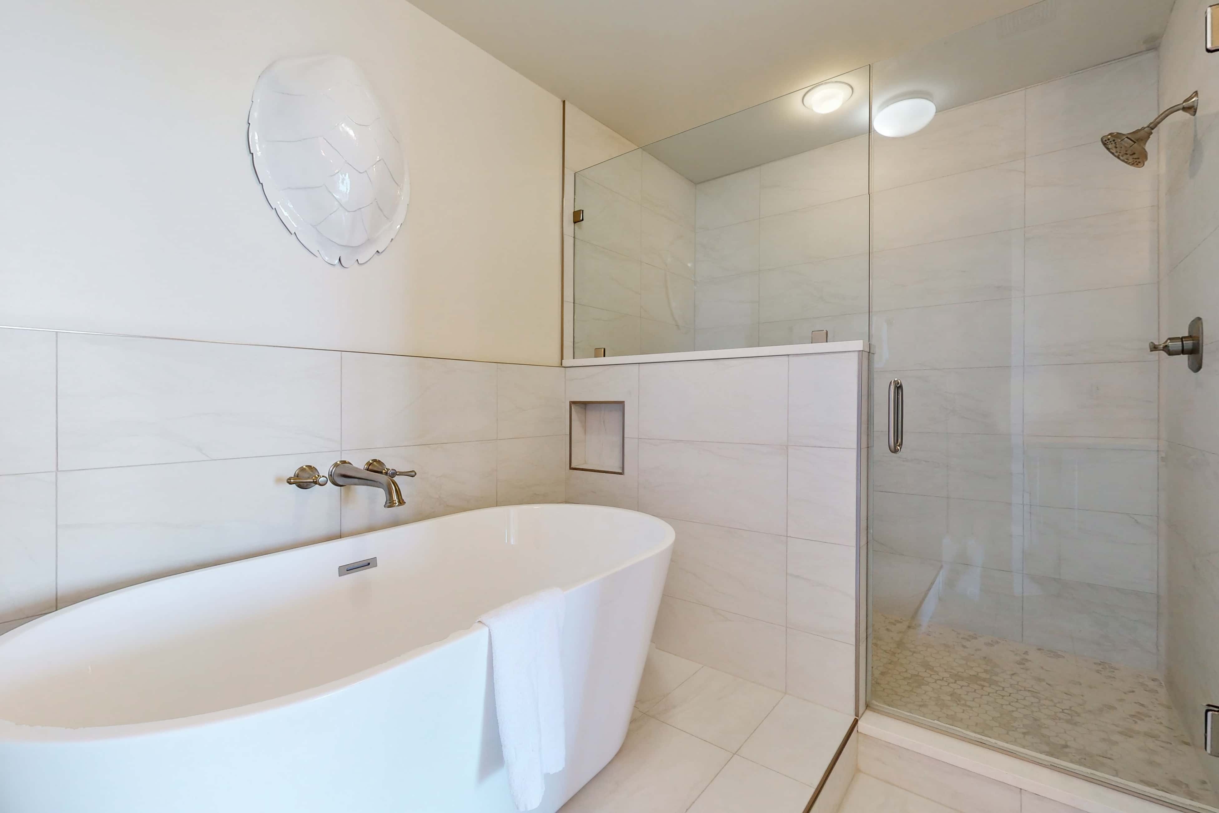 18th-floor condo with amazing views, beach access, pools & gym
