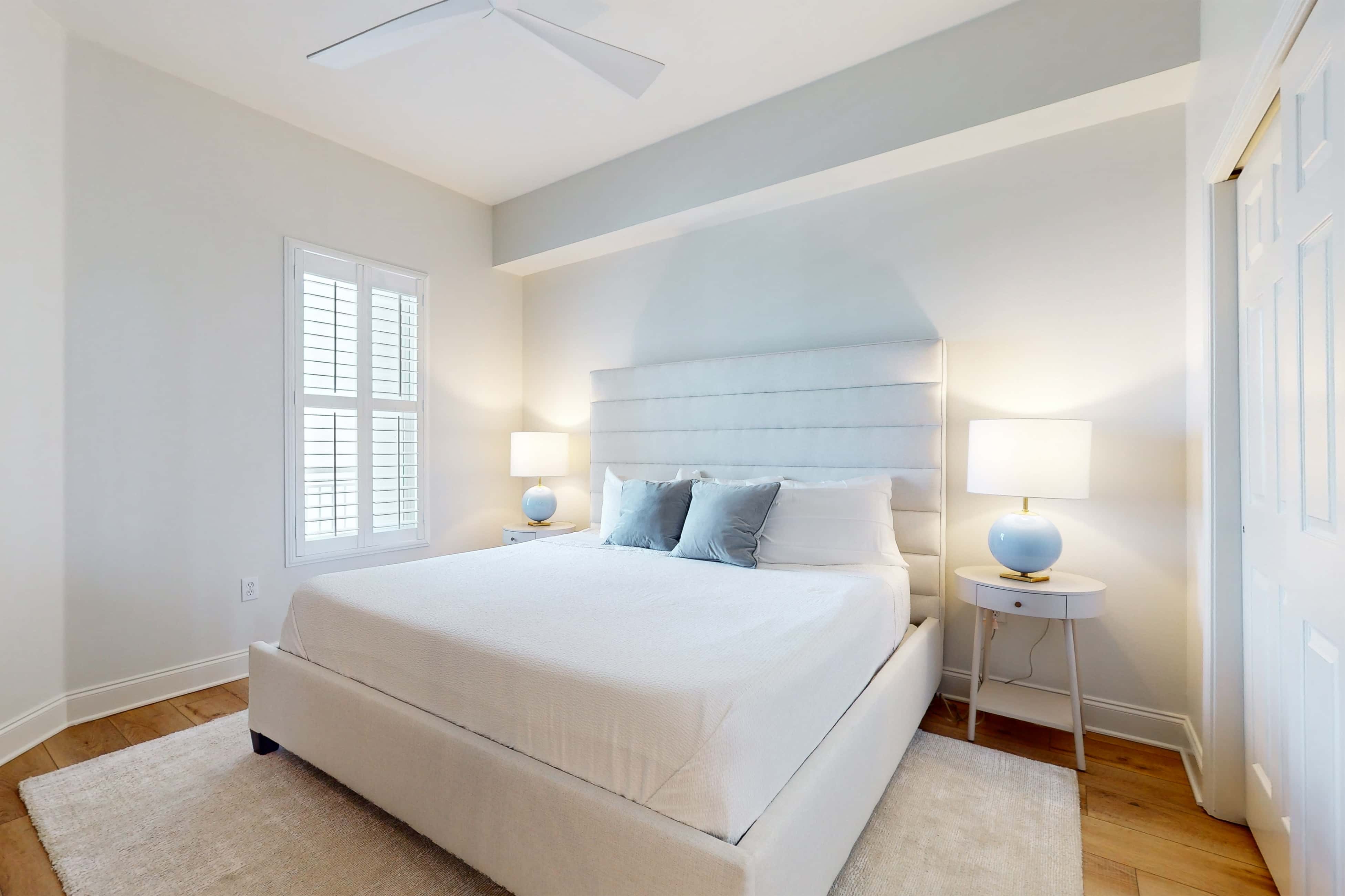 18th-floor condo with amazing views, beach access, pools & gym