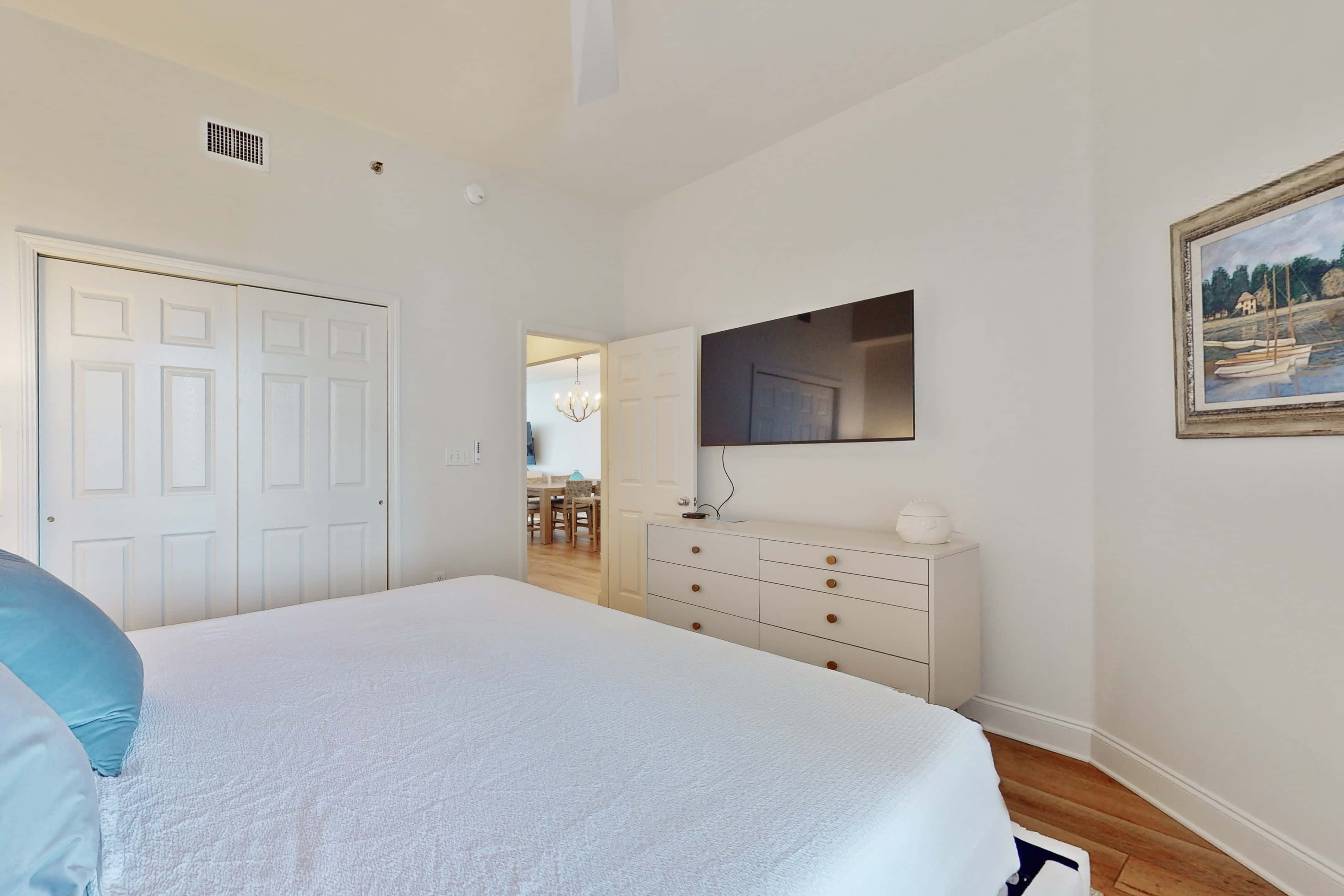 18th-floor condo with amazing views, beach access, pools & gym