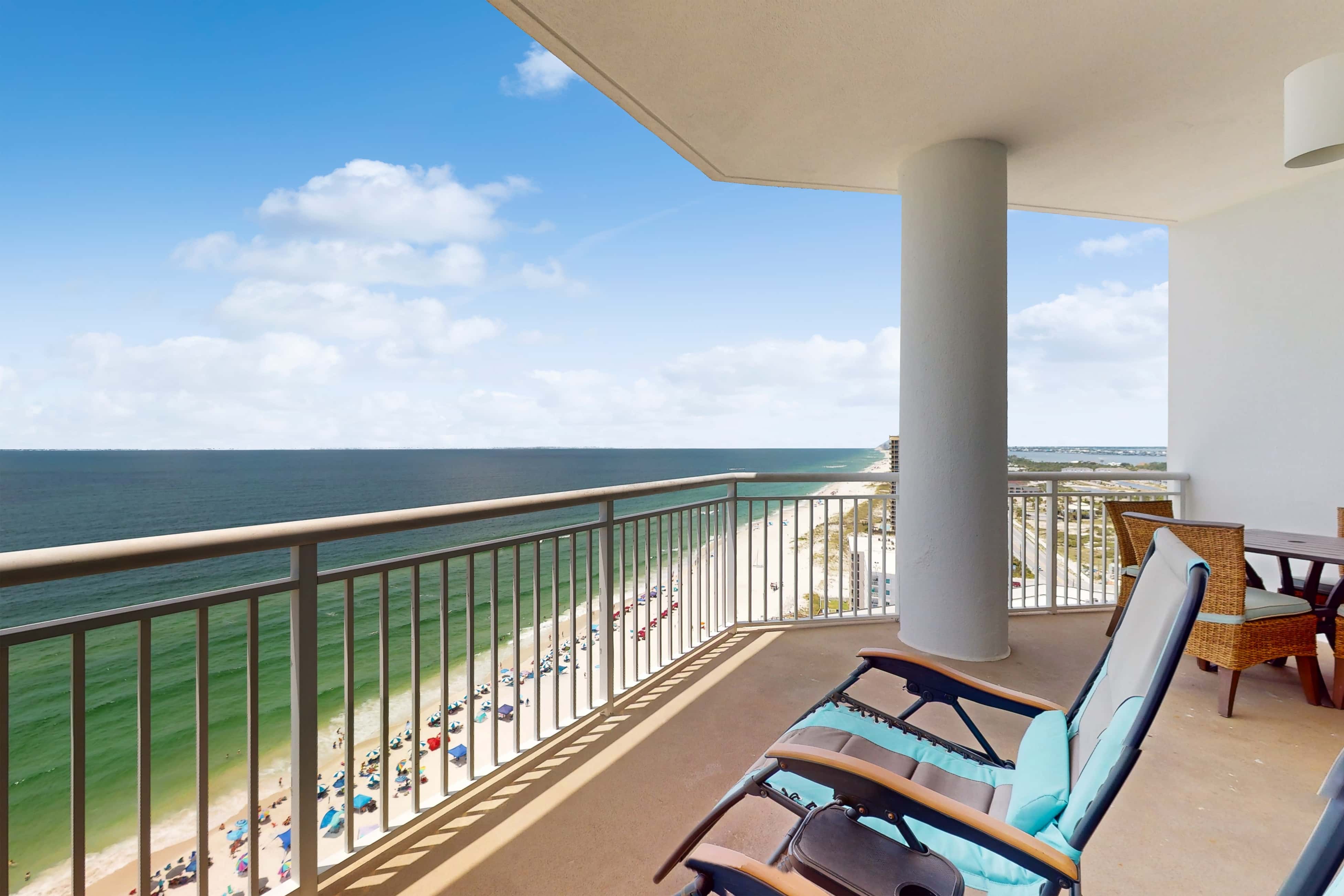 18th-floor condo with amazing views, beach access, pools & gym