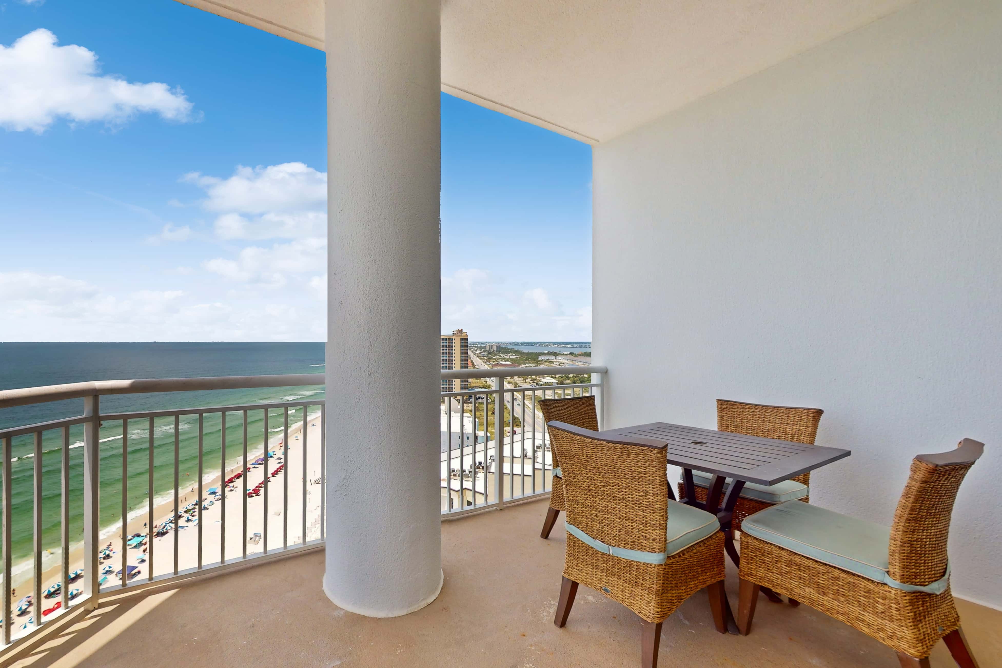 18th-floor condo with amazing views, beach access, pools & gym