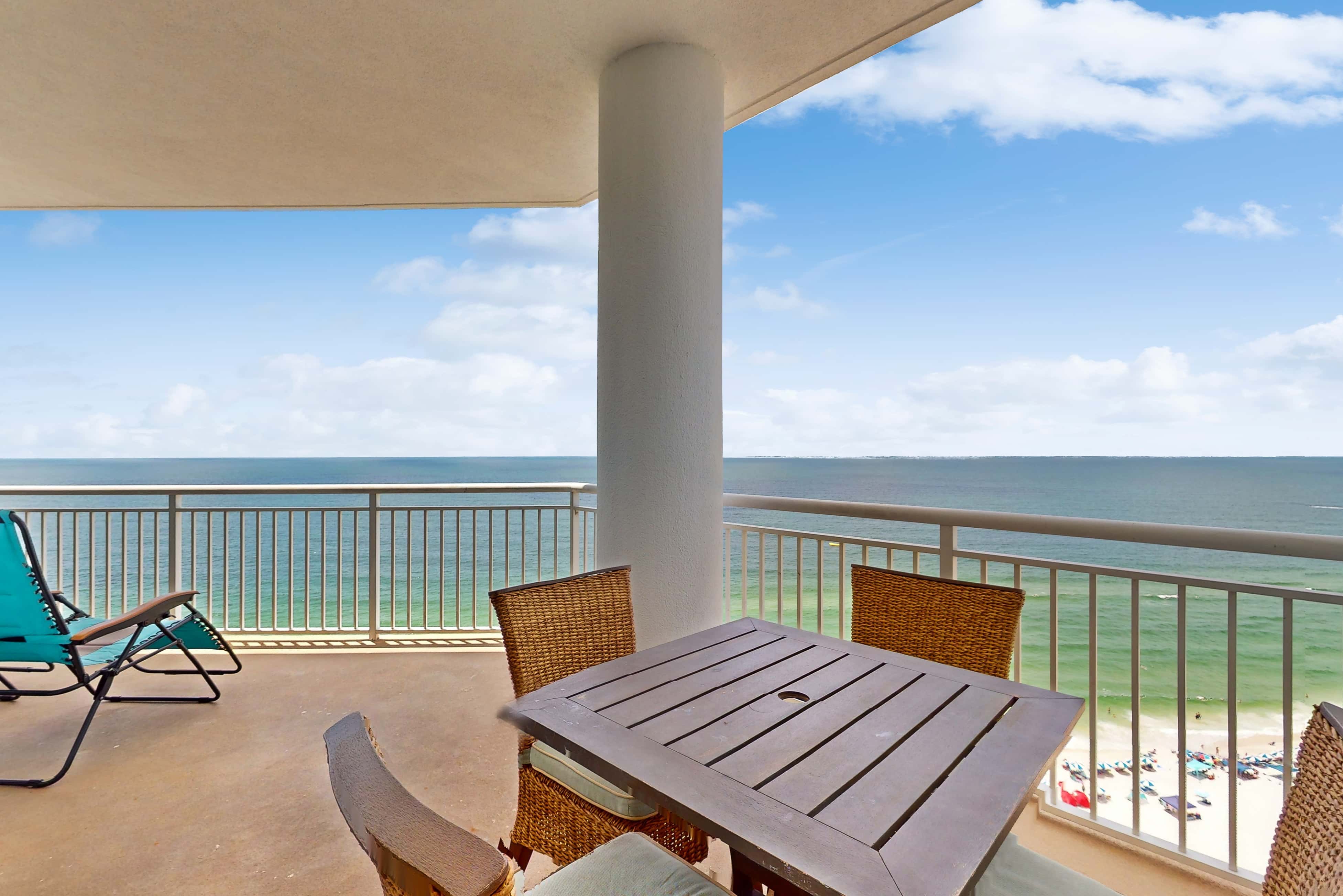 18th-floor condo with amazing views, beach access, pools & gym