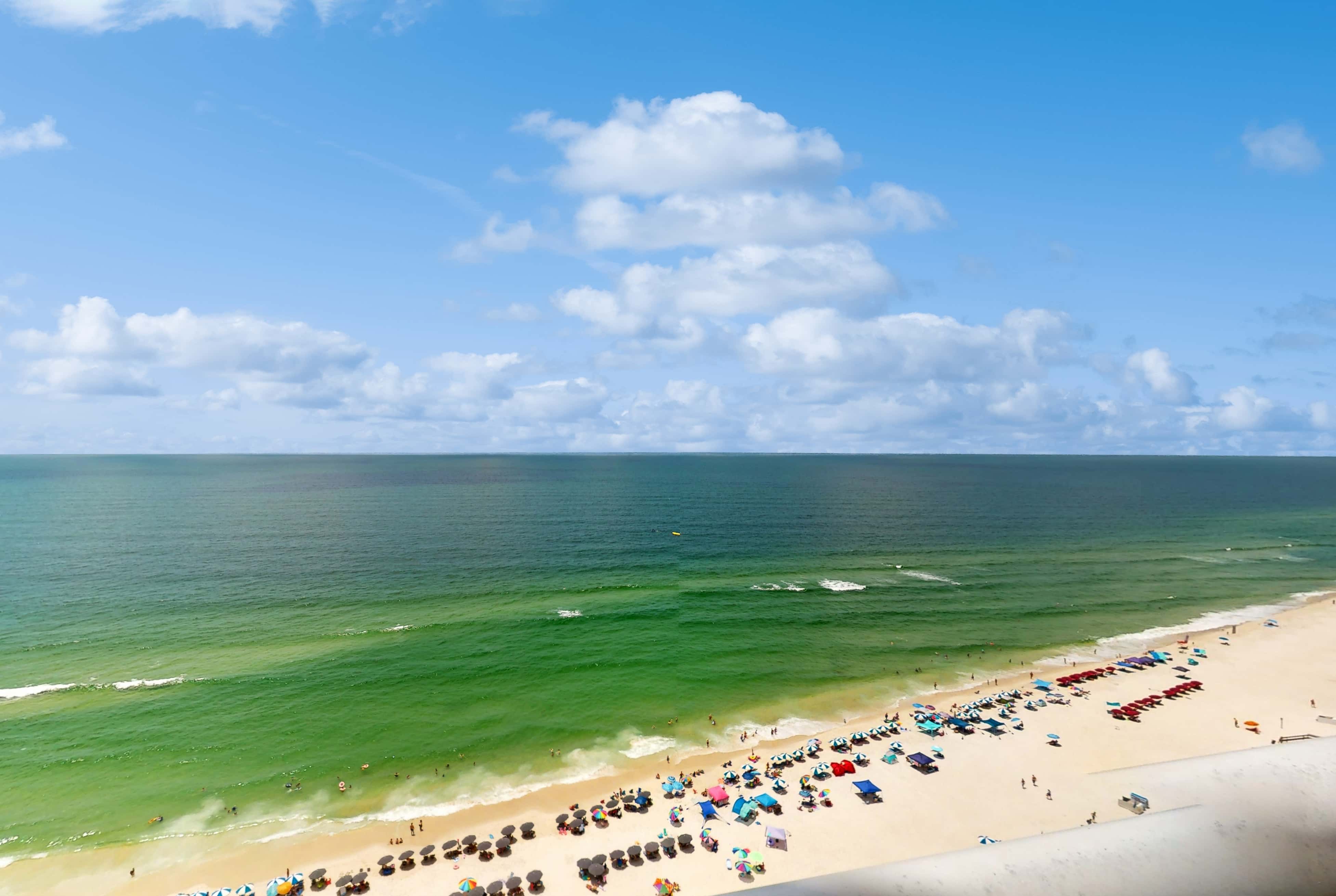 18th-floor condo with amazing views, beach access, pools & gym