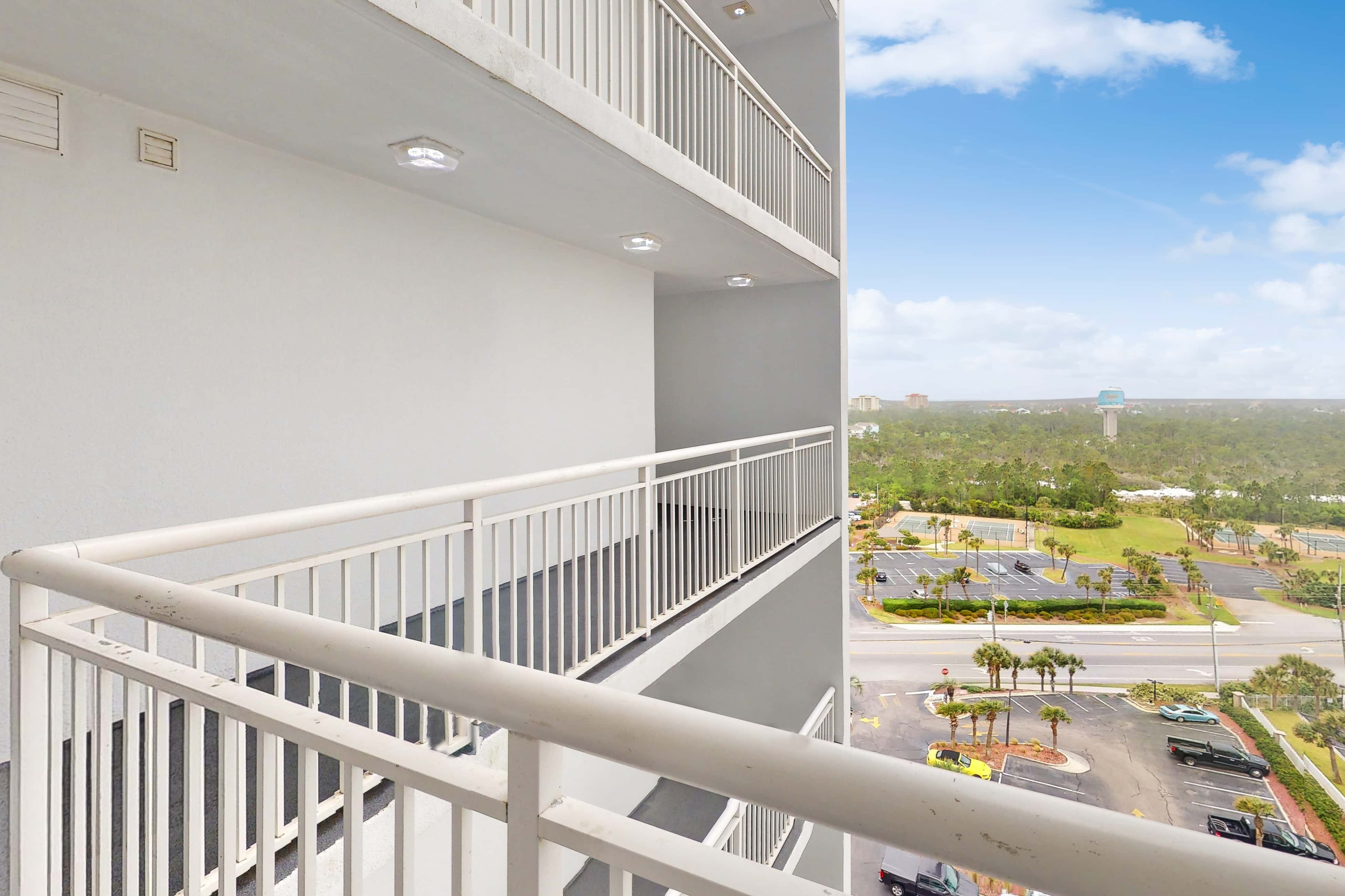 18th-floor condo with amazing views, beach access, pools & gym