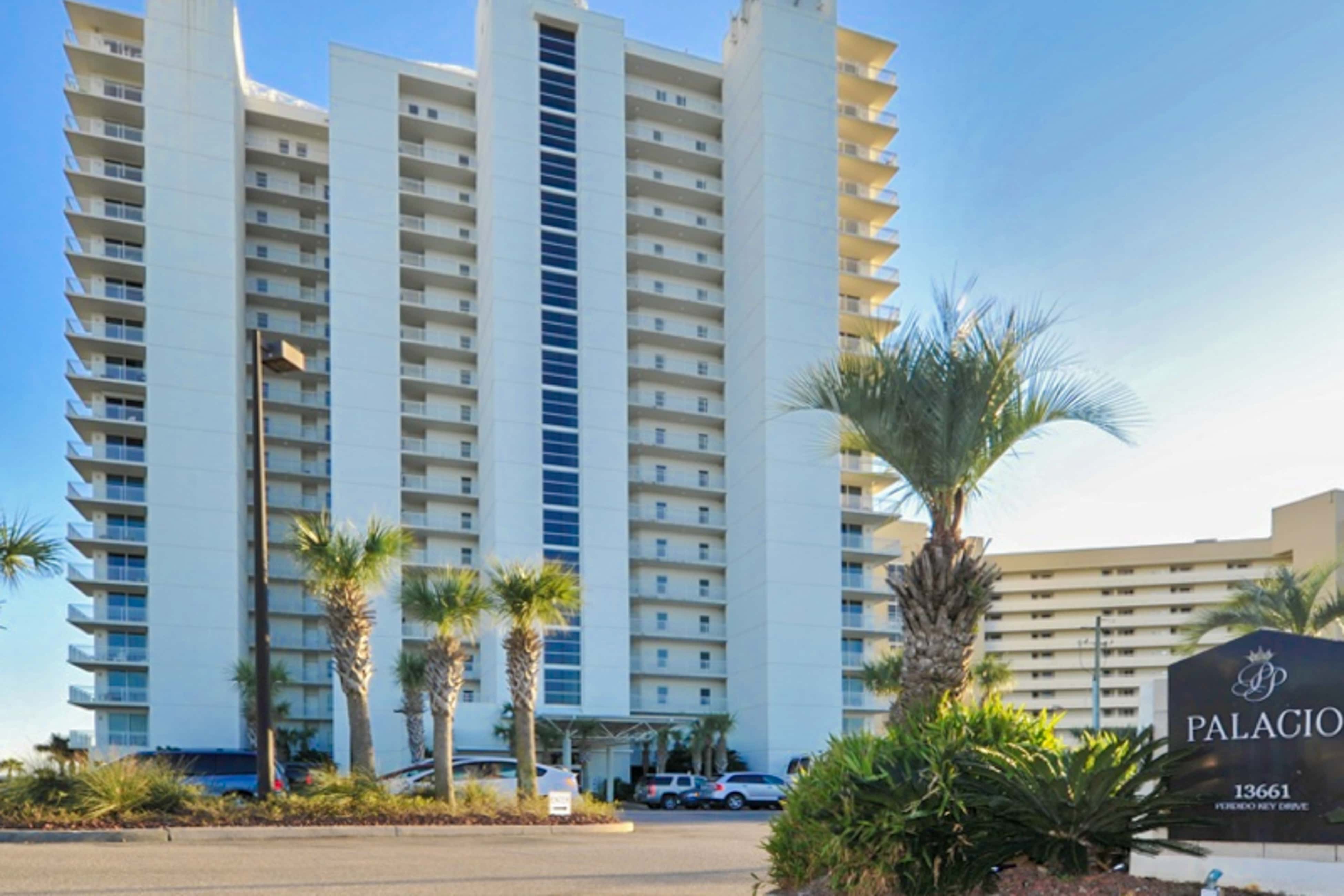 18th-floor condo with amazing views, beach access, pools & gym