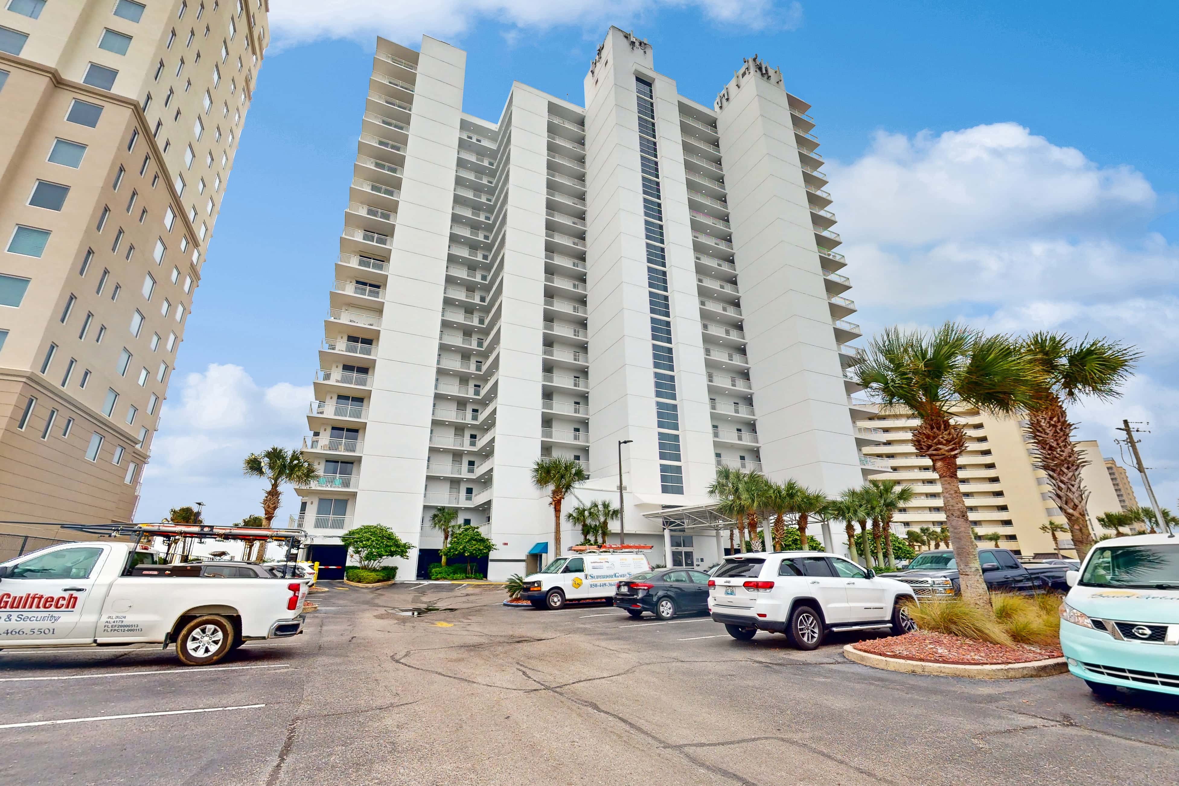 18th-floor condo with amazing views, beach access, pools & gym