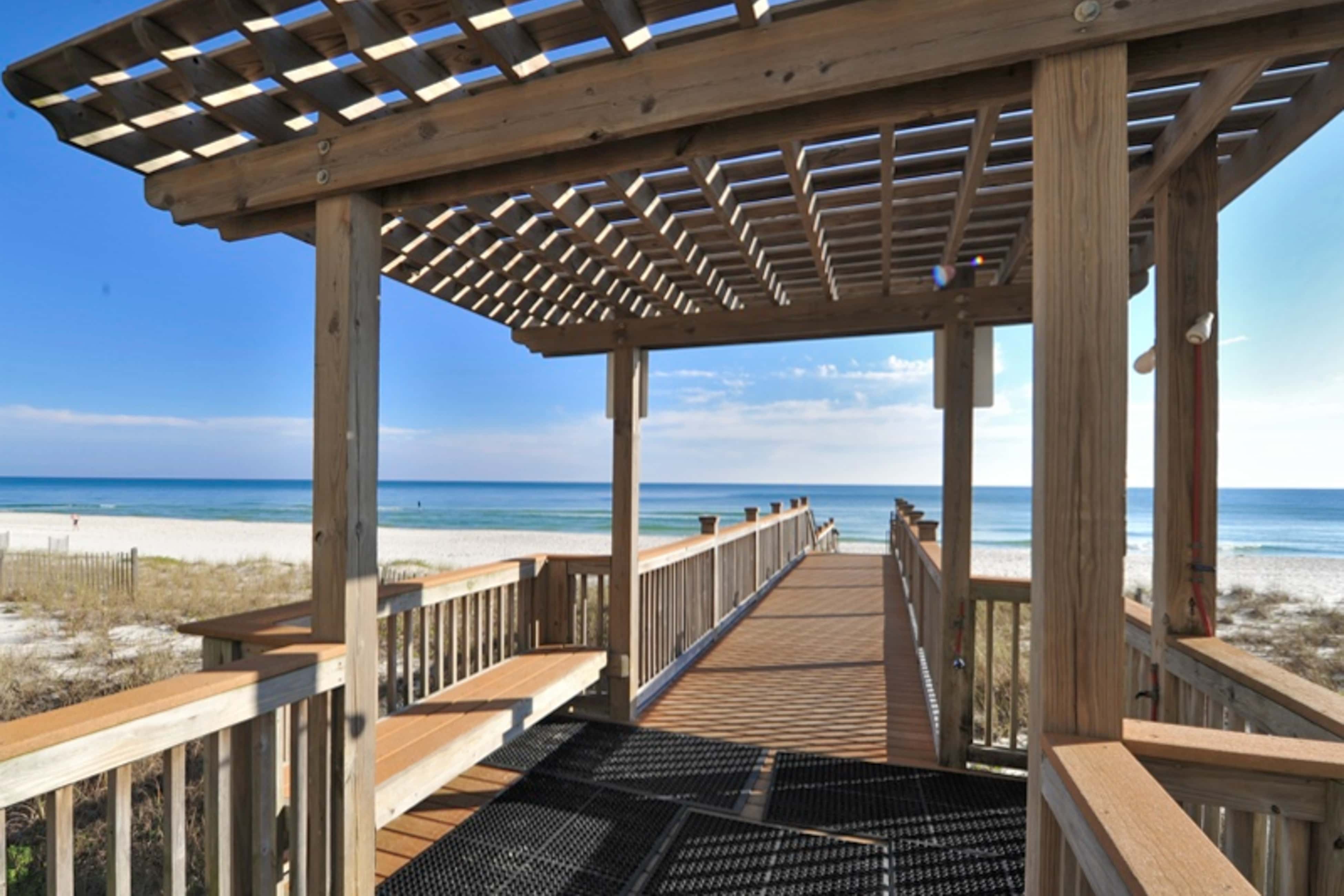 18th-floor condo with amazing views, beach access, pools & gym