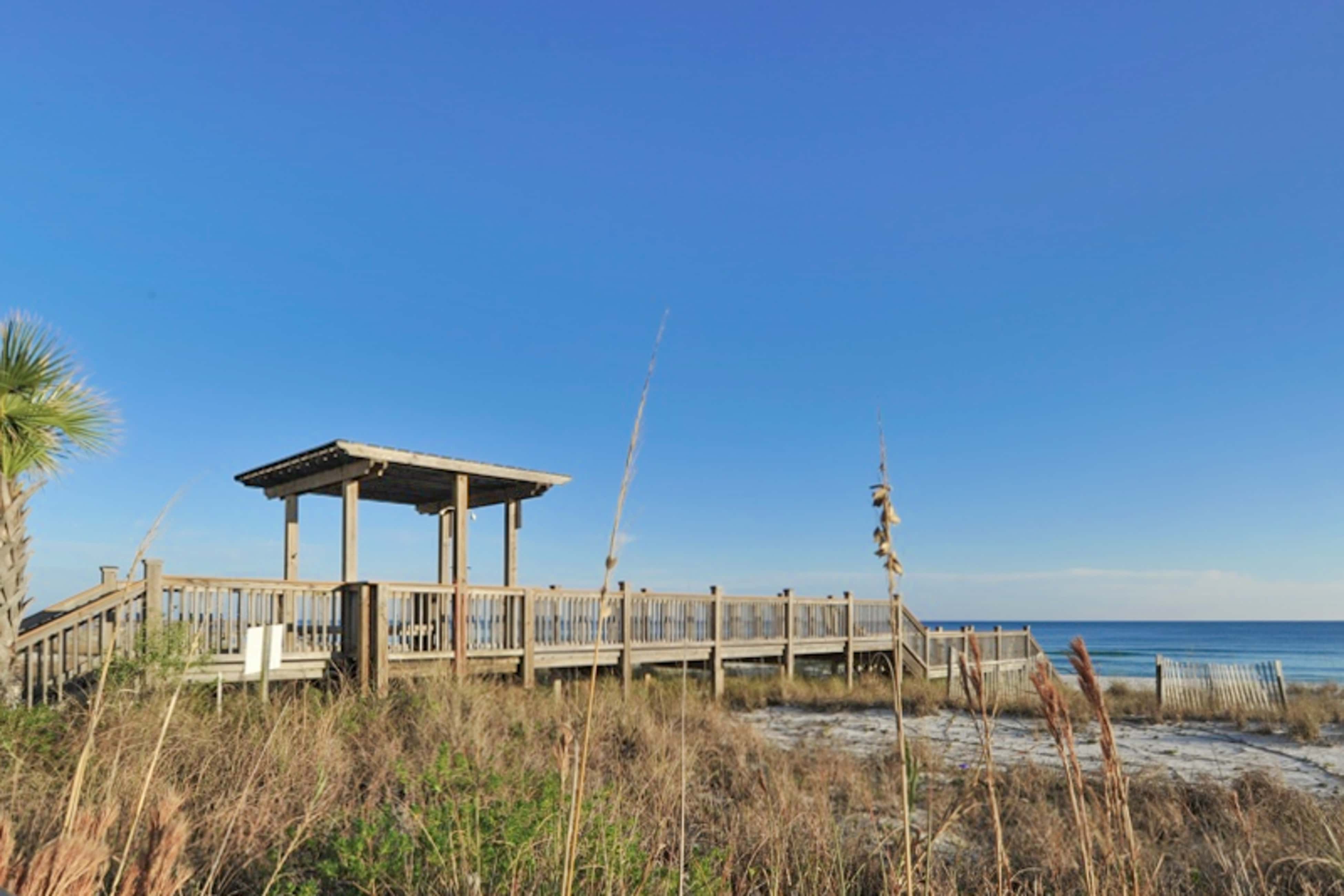 18th-floor condo with amazing views, beach access, pools & gym