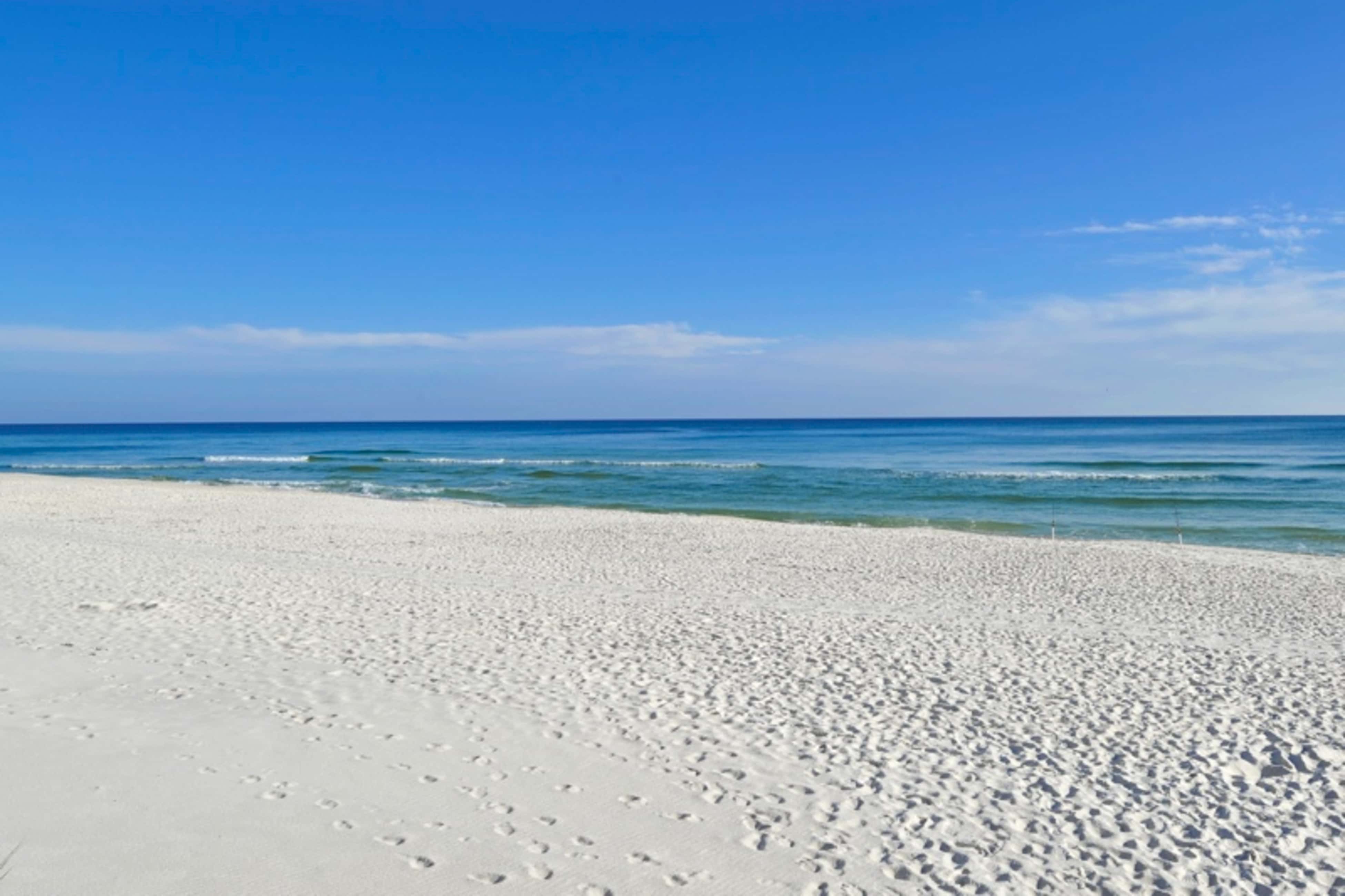18th-floor condo with amazing views, beach access, pools & gym