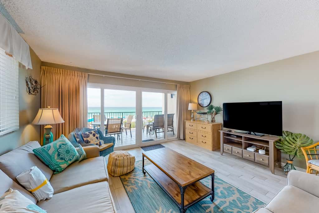Luxury, oceanfront condo with outdoor pool & patio - snowbird-friendly