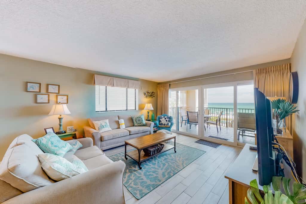 Luxury, oceanfront condo with outdoor pool & patio - snowbird-friendly