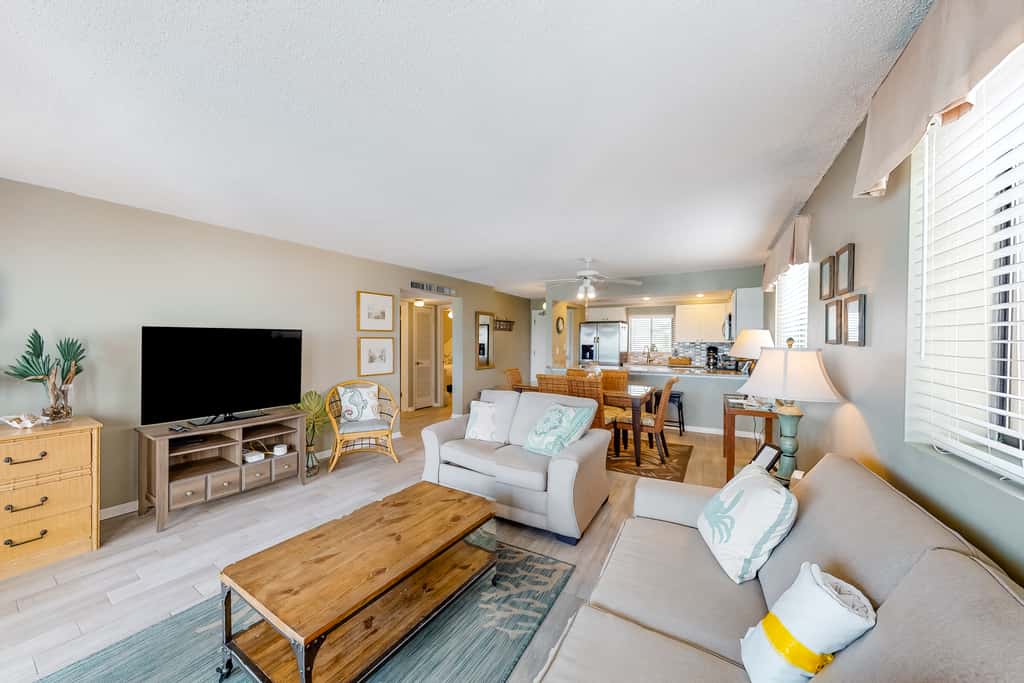 Luxury, oceanfront condo with outdoor pool & patio - snowbird-friendly
