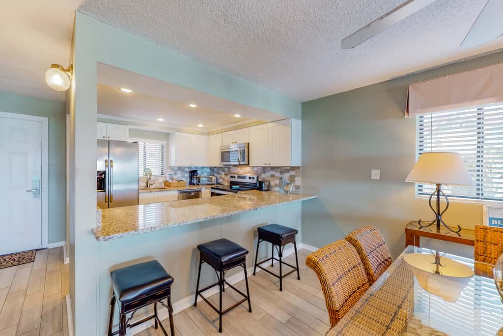 Luxury, oceanfront condo with outdoor pool & patio - snowbird-friendly