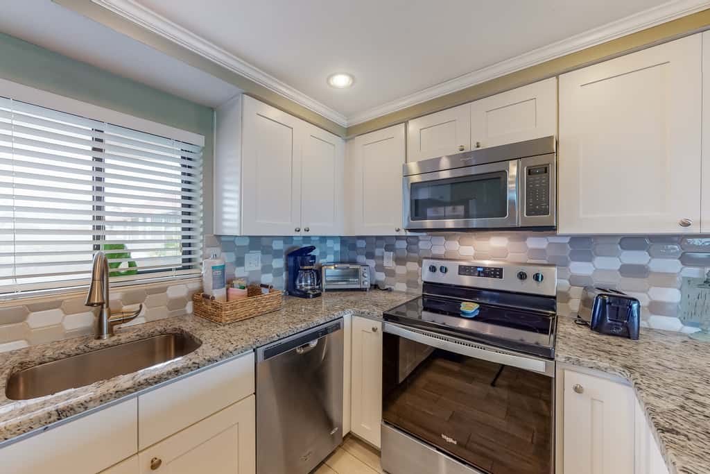 Luxury, oceanfront condo with outdoor pool & patio - snowbird-friendly