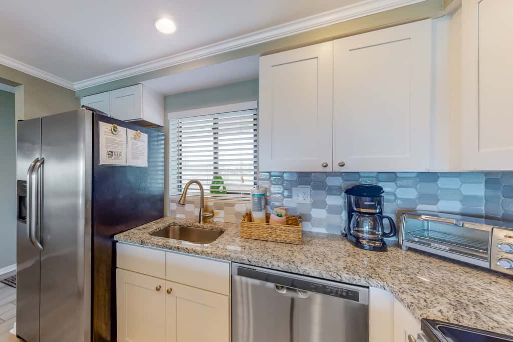 Luxury, oceanfront condo with outdoor pool & patio - snowbird-friendly