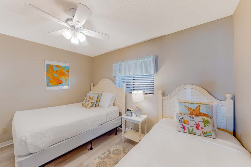 Luxury, oceanfront condo with outdoor pool & patio - snowbird-friendly