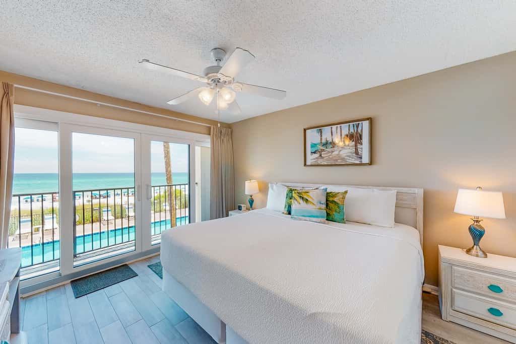 Luxury, oceanfront condo with outdoor pool & patio - snowbird-friendly