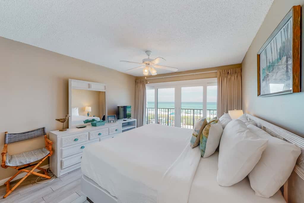 Luxury, oceanfront condo with outdoor pool & patio - snowbird-friendly