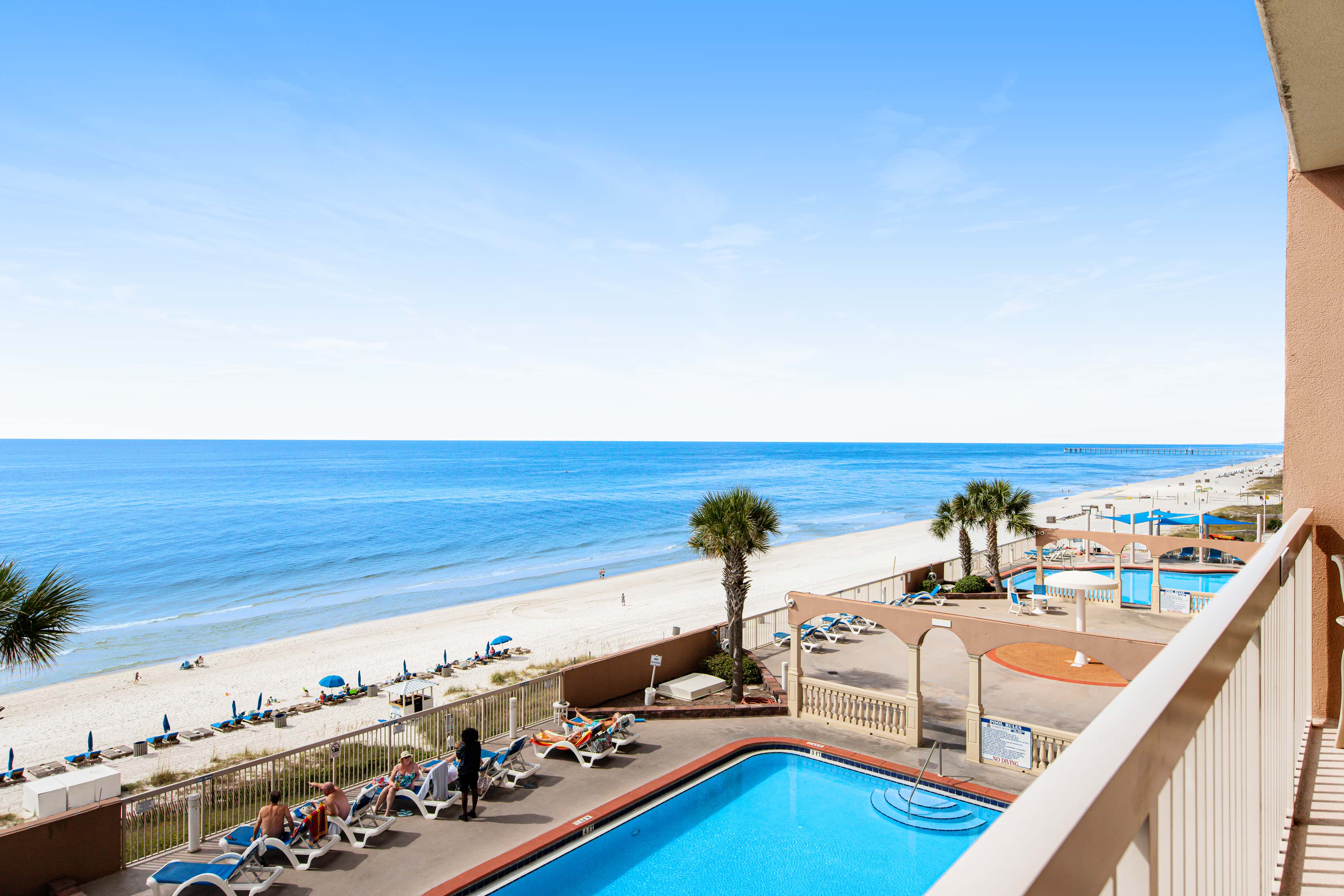 Beach-chic, 7th-floor condo with incredible Gulf-front views, gym, hot tub & 2 pools