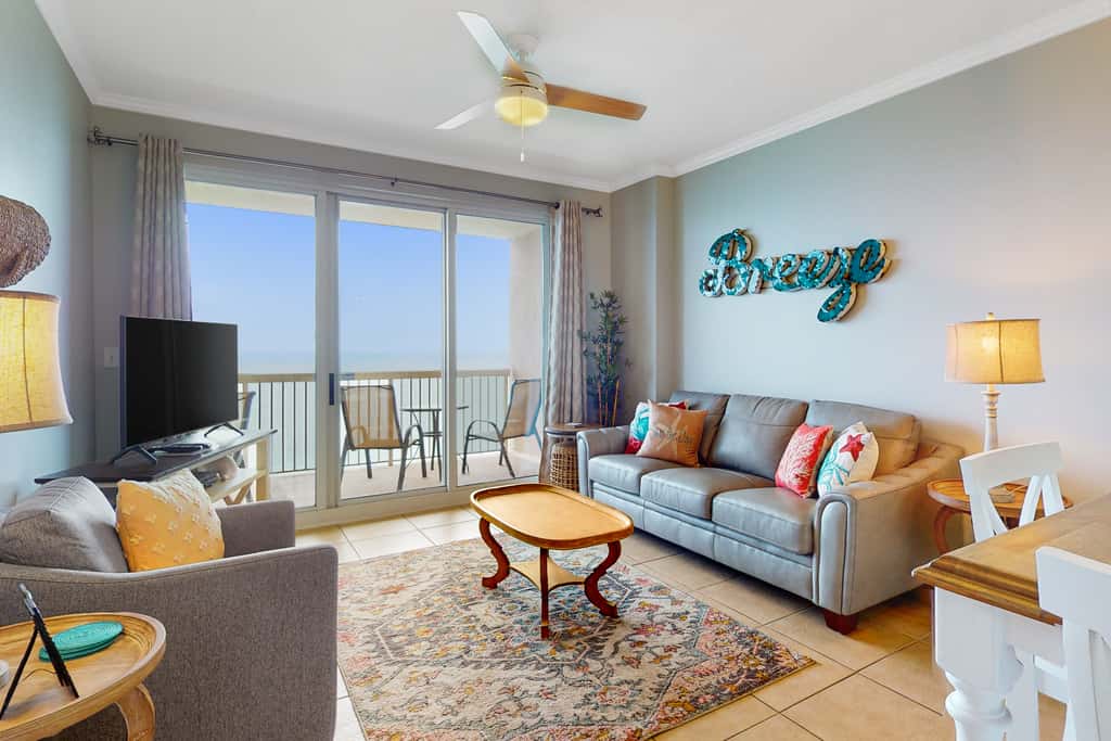 Beach-chic, waterfront condo with stunning Gulf views, pools & gym