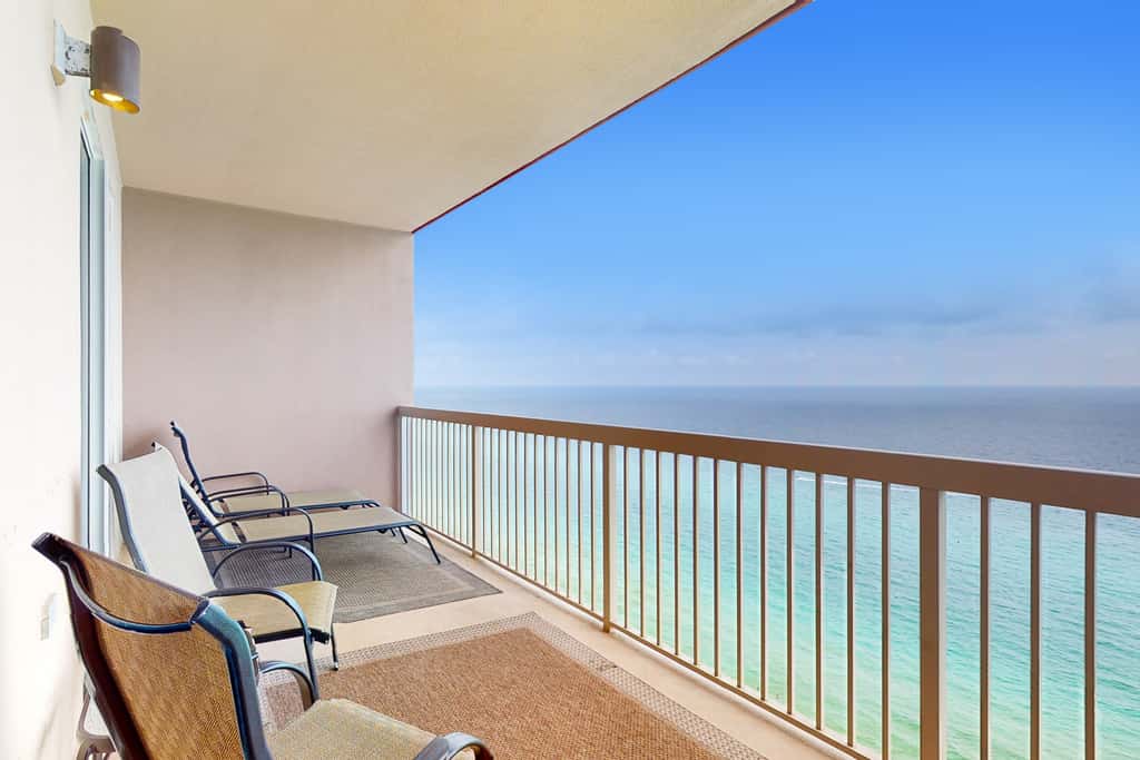 Beach-chic, waterfront condo with stunning Gulf views, pools & gym
