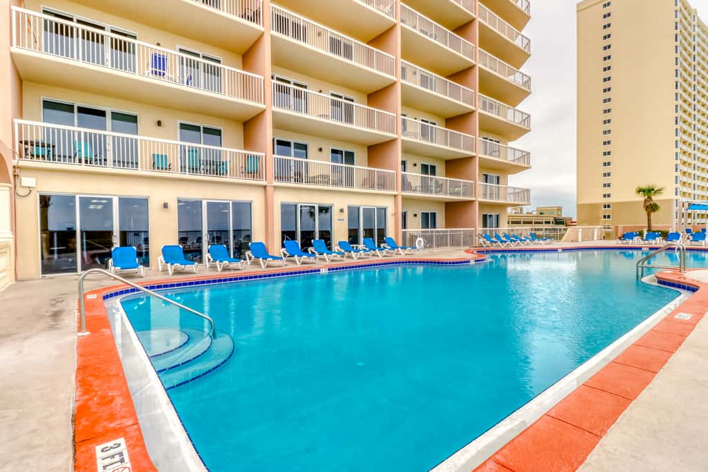 Beach-chic, waterfront condo with stunning Gulf views, pools & gym