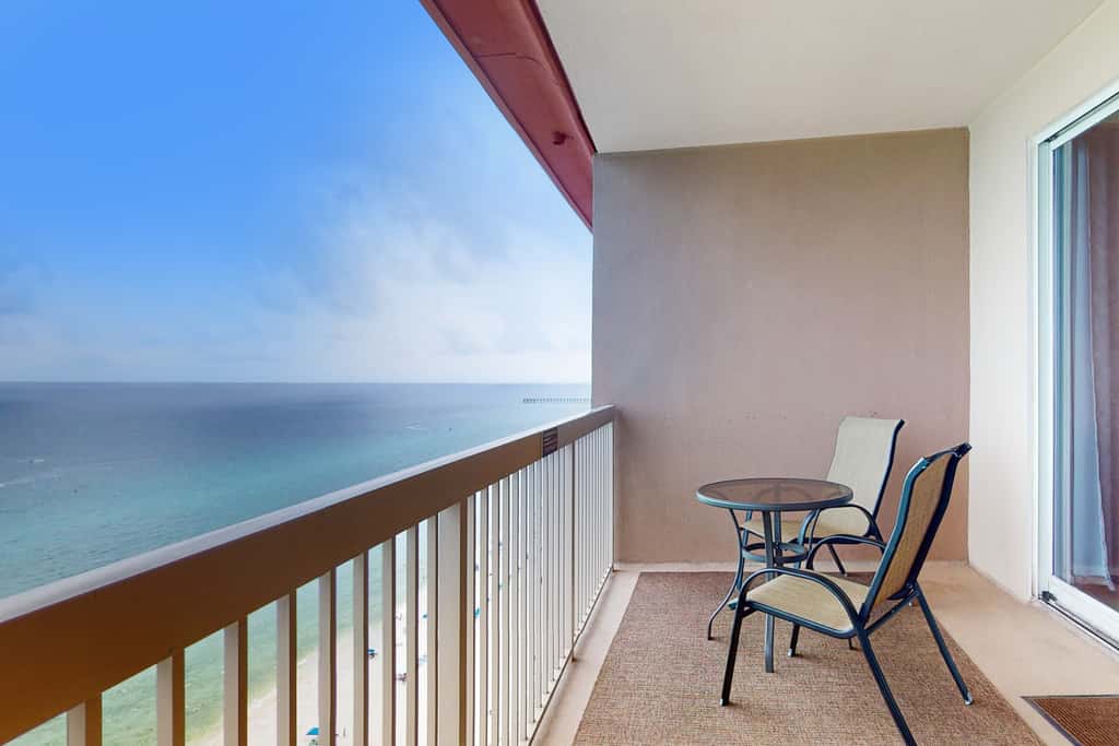 Beach-chic, waterfront condo with stunning Gulf views, pools & gym