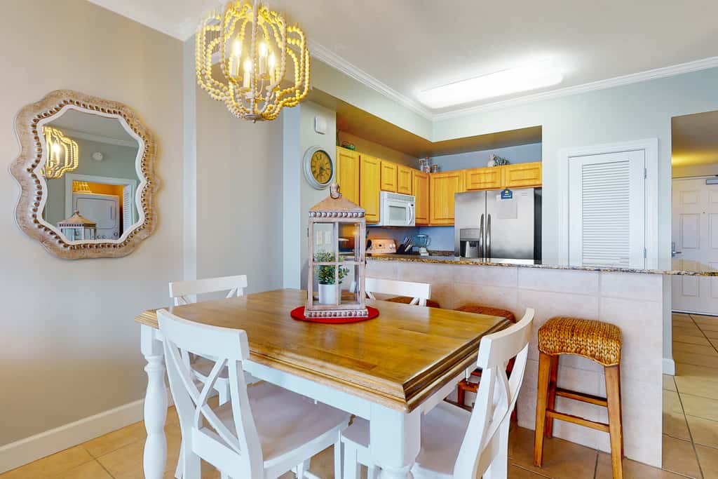 Beach-chic, waterfront condo with stunning Gulf views, pools & gym