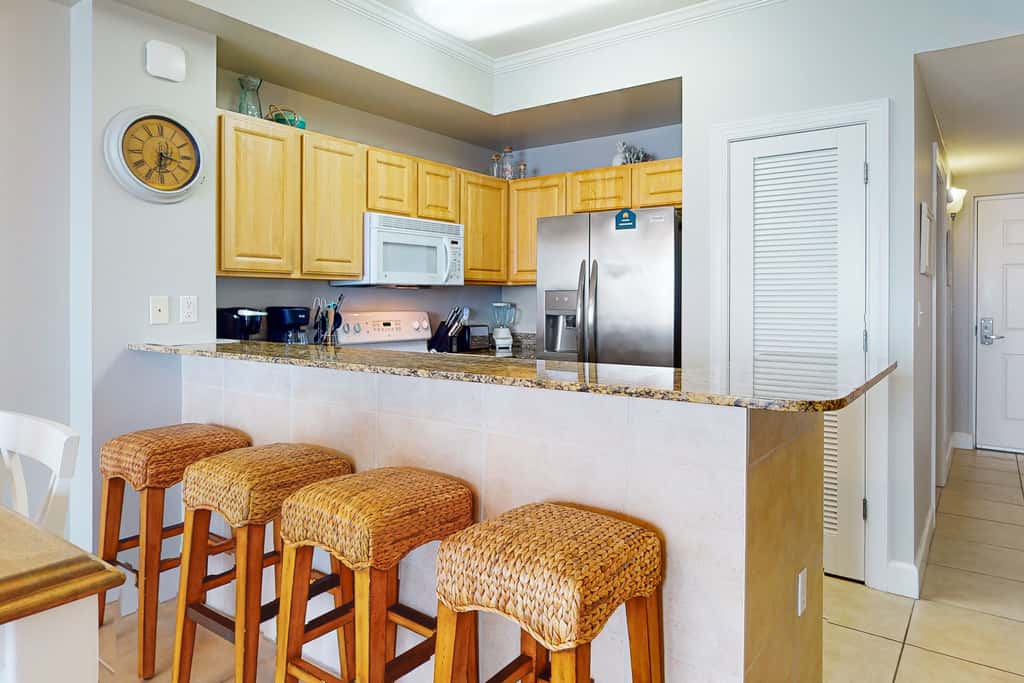 Beach-chic, waterfront condo with stunning Gulf views, pools & gym
