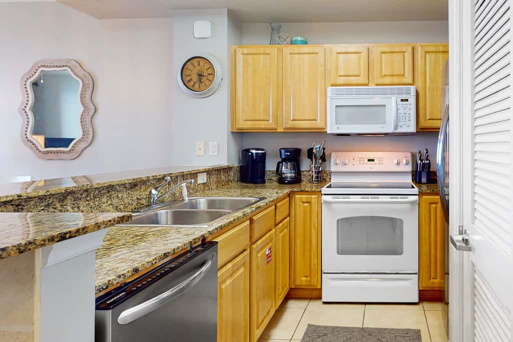 Beach-chic, waterfront condo with stunning Gulf views, pools & gym