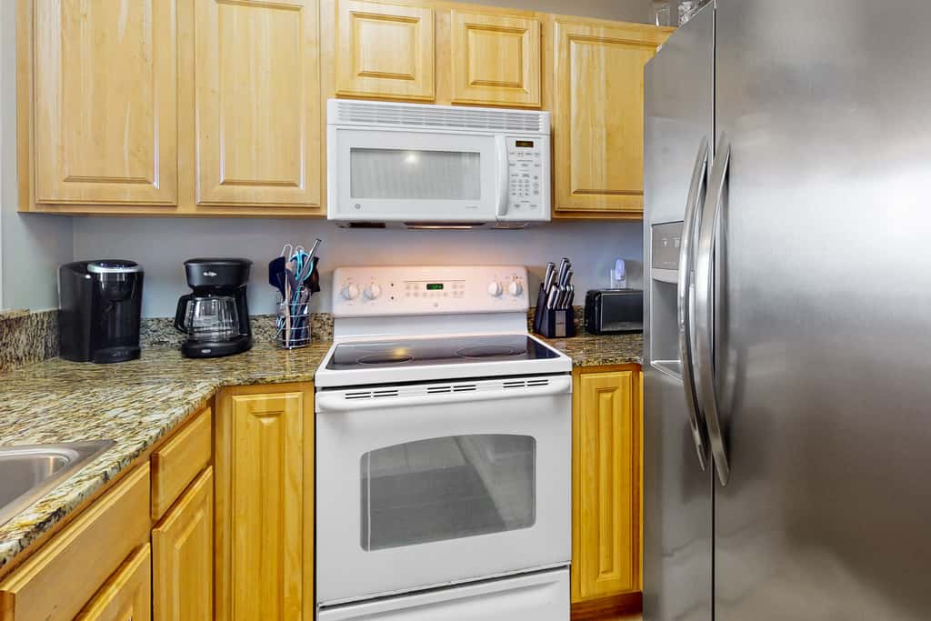 Beach-chic, waterfront condo with stunning Gulf views, pools & gym