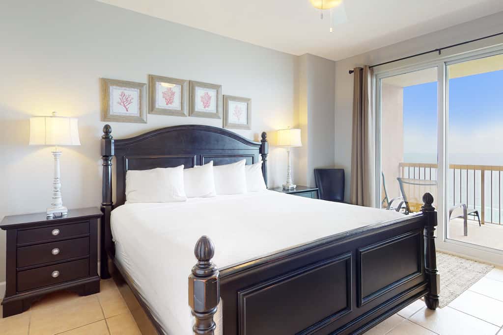 Beach-chic, waterfront condo with stunning Gulf views, pools & gym