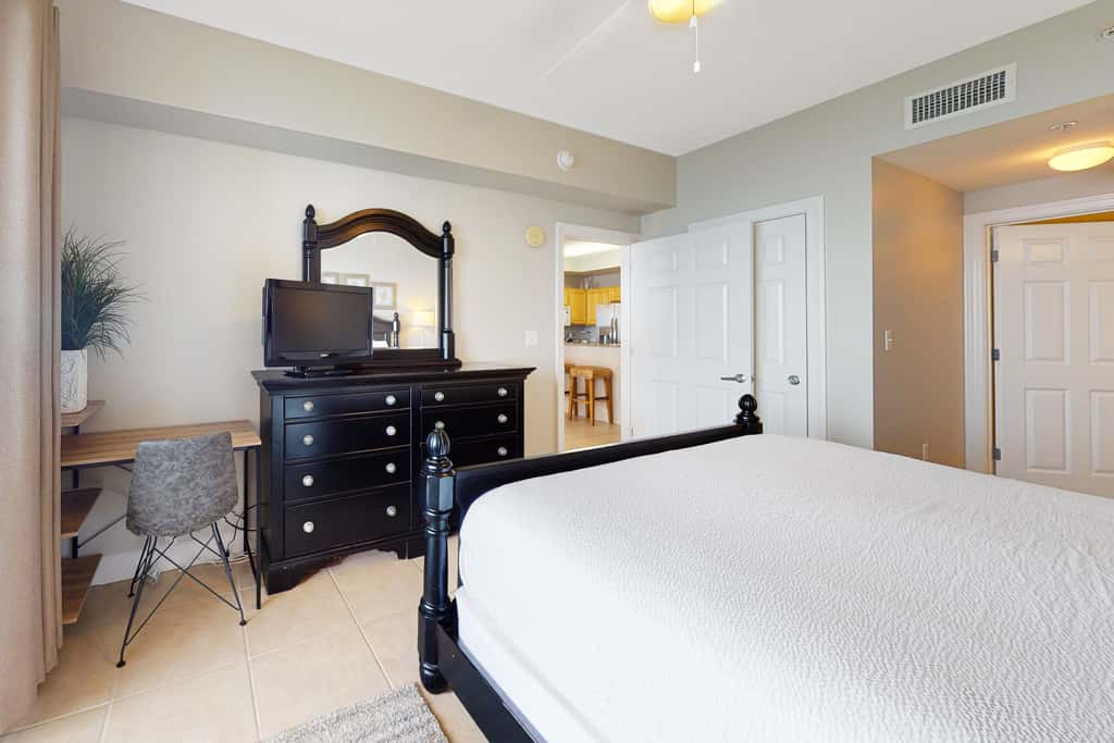 Beach-chic, waterfront condo with stunning Gulf views, pools & gym